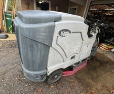 Industral floor scrubber