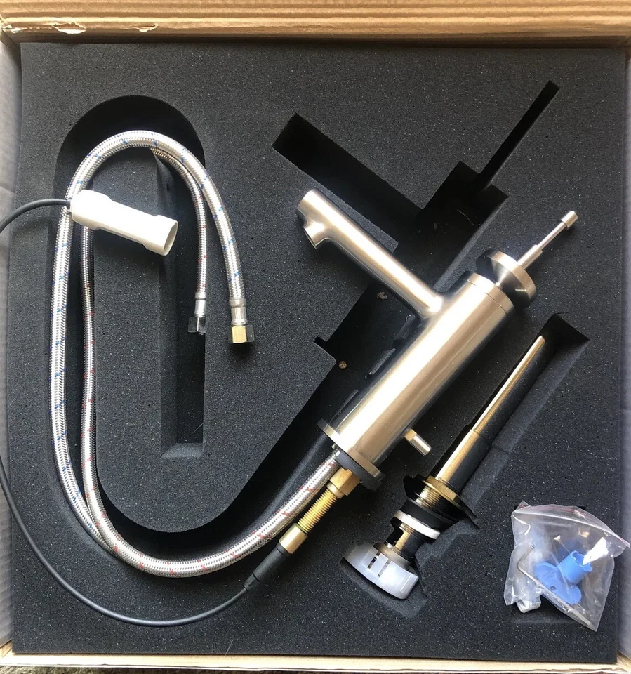 Grifo de fregadero de cocina de control único Jado Stoic con mango Pixie níquel cepillado Foto 2 de 4