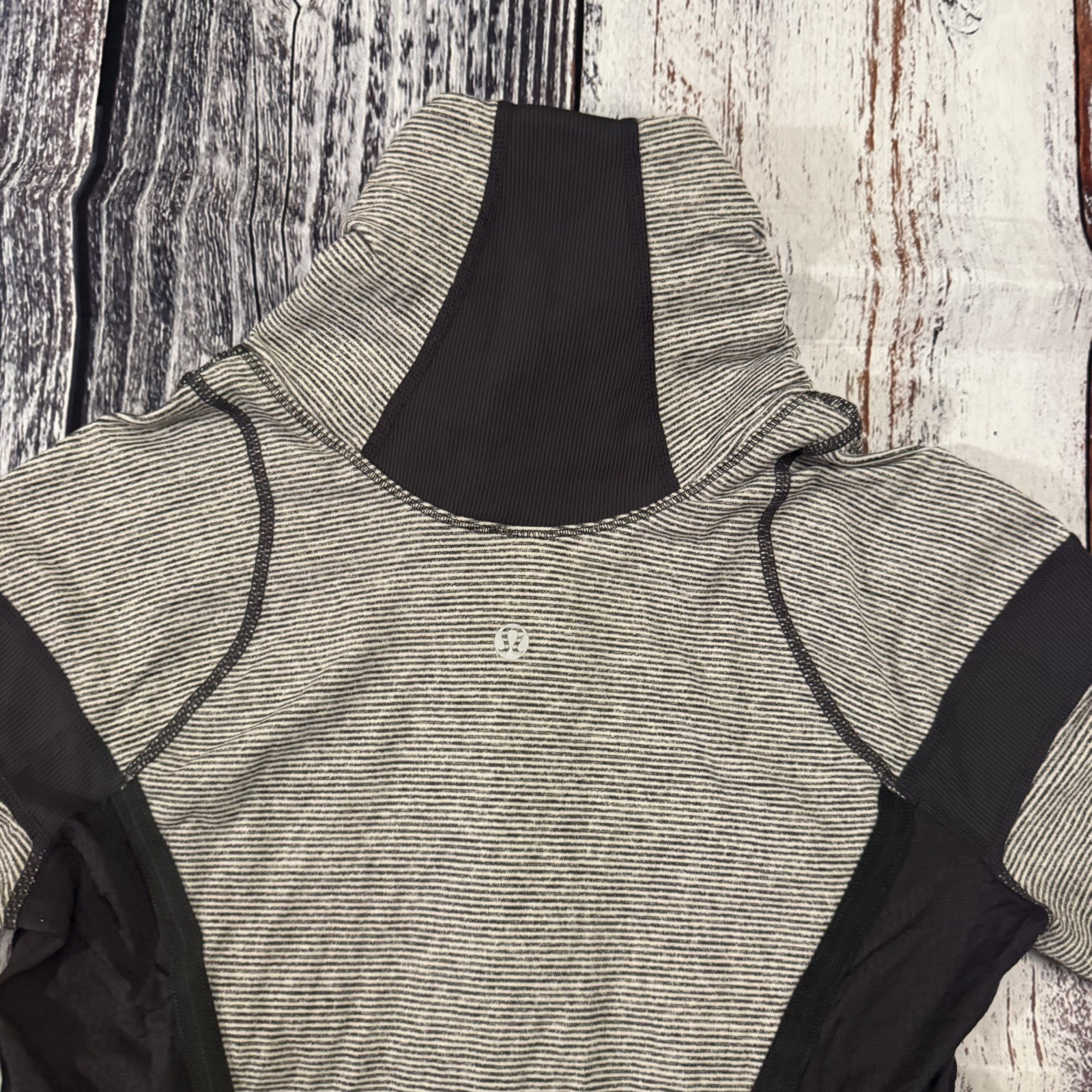 Lululemon Base Runner Pullover  1/4 Zip Size 4 Ru… - image 3