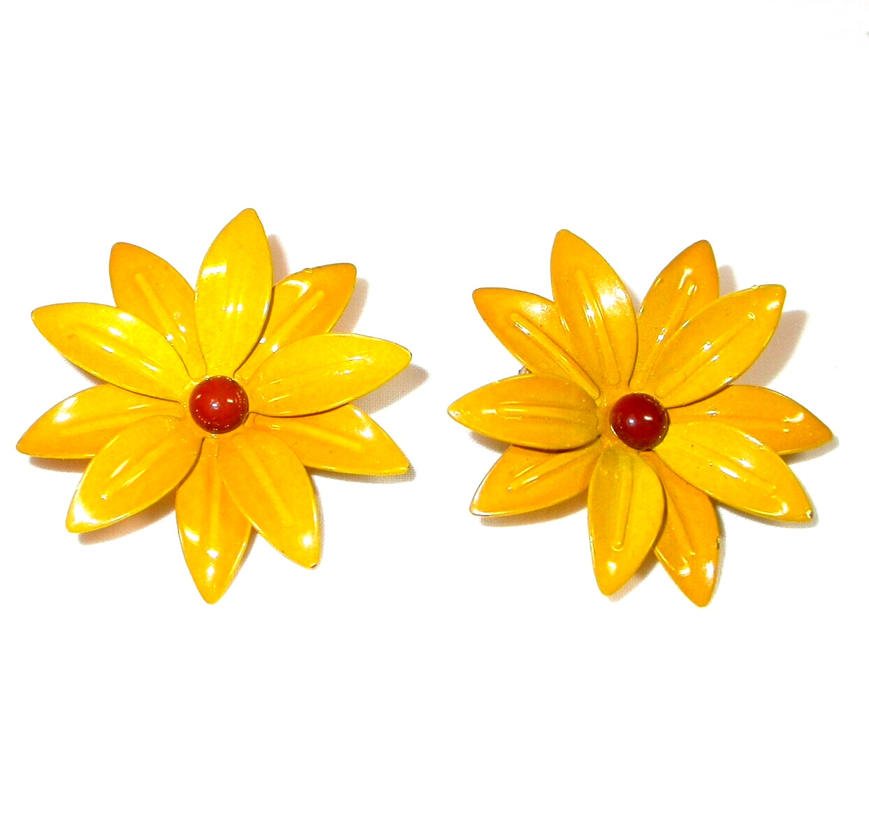 Vintage Enamel DAISY Flower Power clip On EARRINGS Mi… - Gem