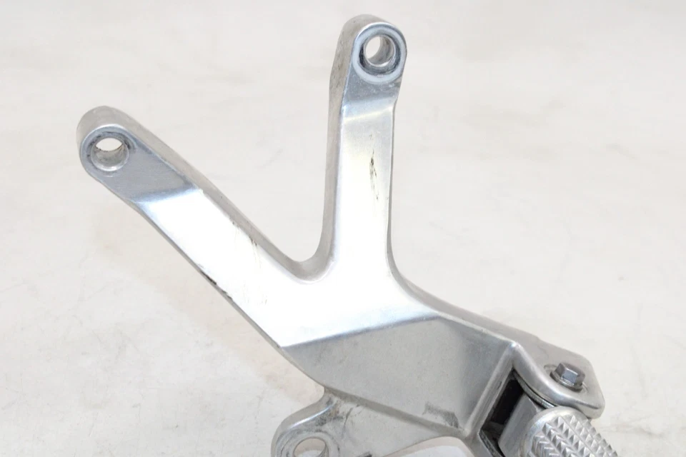 2002 YAMAHA YZF600R OEM RIGHT REAR BACK PASSENGER PEG - Imagem 3 de 4