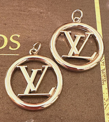 2 signierte Gold Louis Vuitton Charms, Cut Out LV Logo Design, ca. 1 Zoll, CHIC