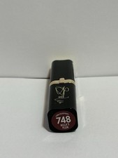 NUEVO Lápiz labial Loreal Colour Riche 748 Milla’s Plum.