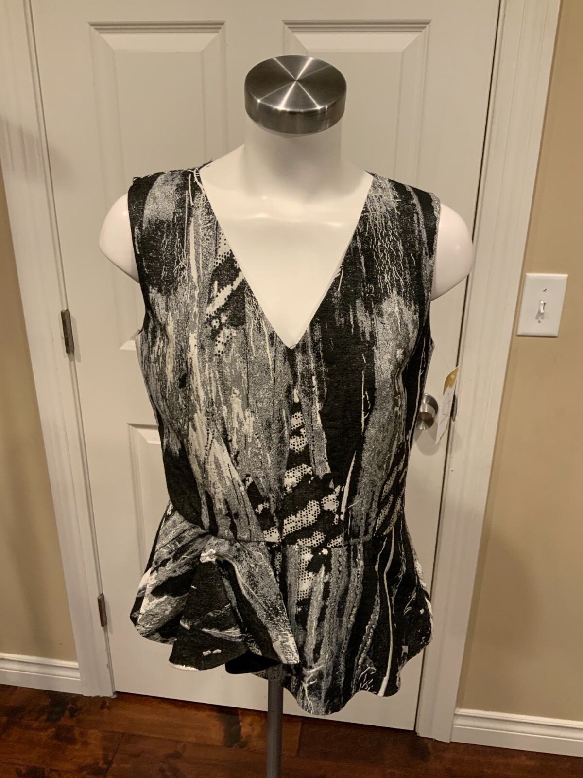 ALTRA Top smanicato Philosophy Shimmering bianco e nero peplo taglia 6 (US) 42 (IT) nuovo con etichette