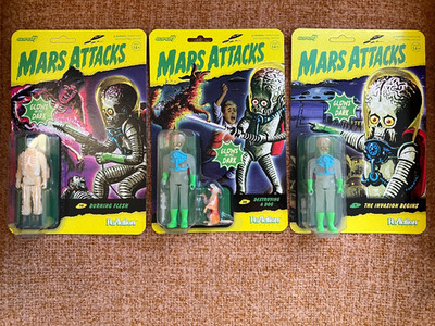 SUPER 7 REACTION MARS ATTACKS  GLOW SET FIGURES  BURNING INVASION DESTROYING DOG