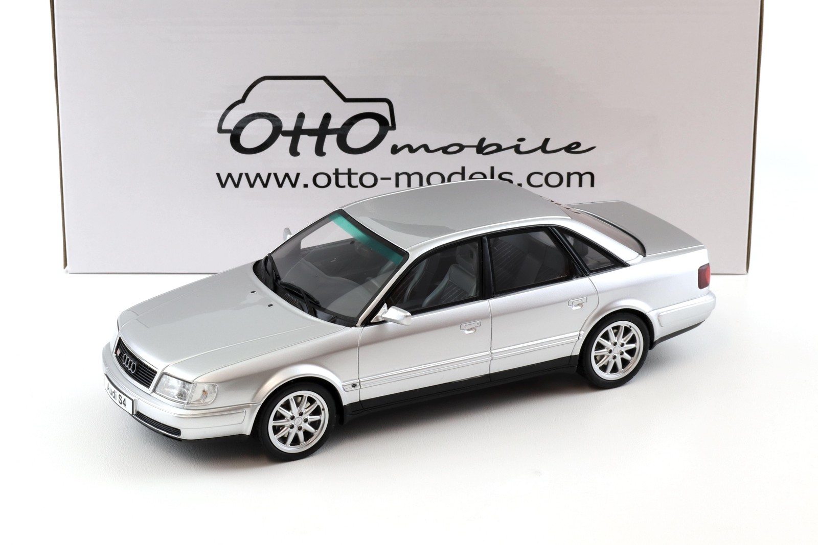 1:18 OTTO Mobile OT464 Audi S4 (C4) 4.2 V8 Limousine Crystal Silver 1993