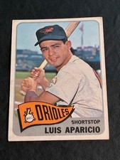 Top 10 Luis Aparicio Baseball Cards 21