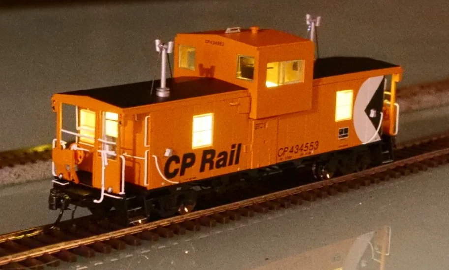 RAPIDO 110111 HO Canadian Pacific CP Rail 434513 Angus Wide Vision Caboose Car - Image 2 of 4