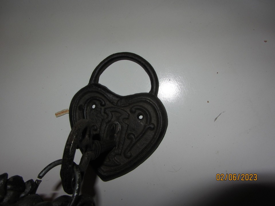 CAST IRON BLACK HEART SHAPED LOCK AND SKELETON KEYS WALL DECORATION