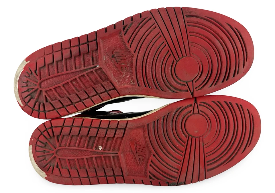 Talla 9M/10.5W - Jordan 1 Retro Bred (2001) J1RB-9M Usado 1760567708257 Foto 2 de 4