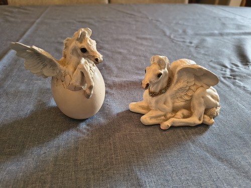 Windstone Editions, 2 White Pegasus Figurines