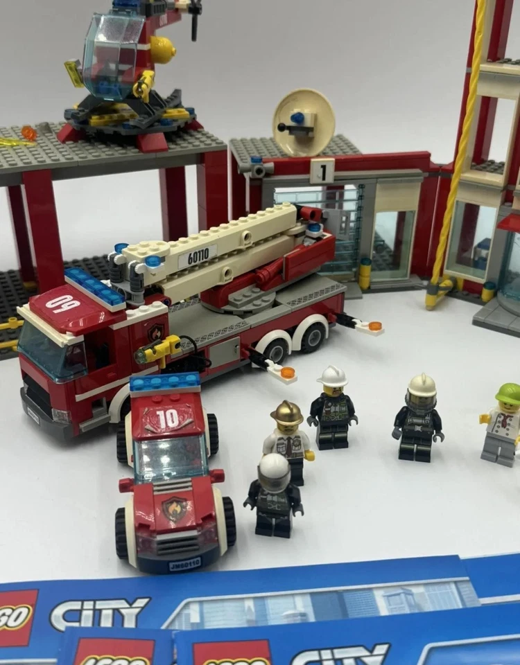 LEGO City 60110 Set Estación de Bomberos Retirado Completo Con Libro y Todas las Minifiguras Foto 3 de 4