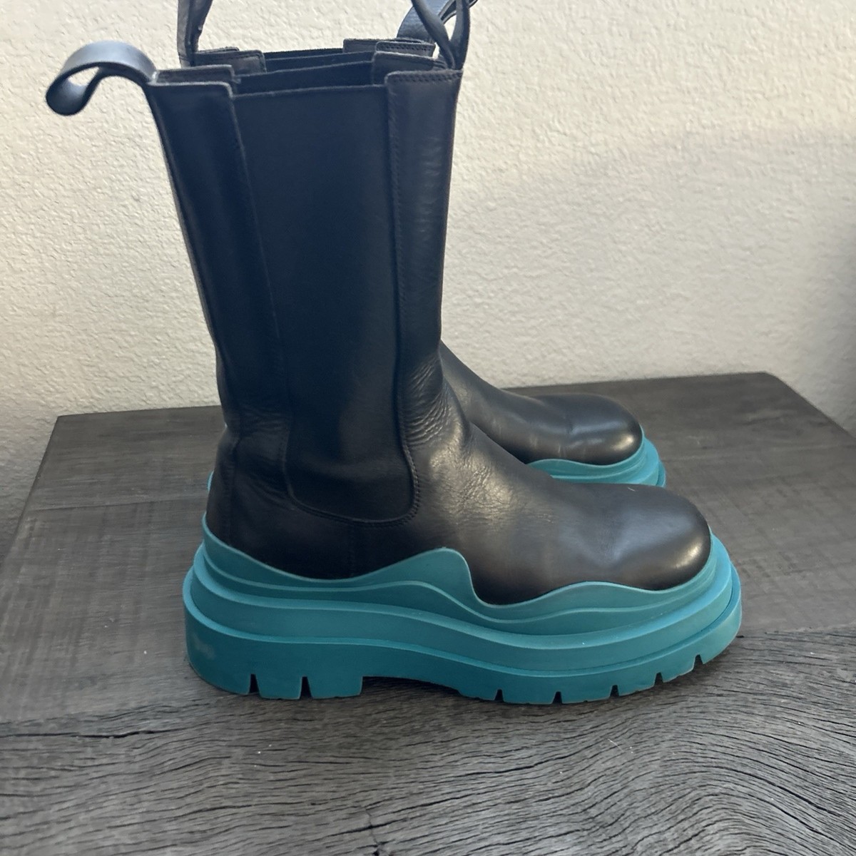 Bottega Veneta Tire Chelsea Boots Women's 38 runs big Men's 8? EUC