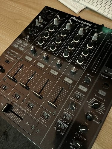 Pioneer DJM-800 4-Channel Digital Mixer with Flight Case