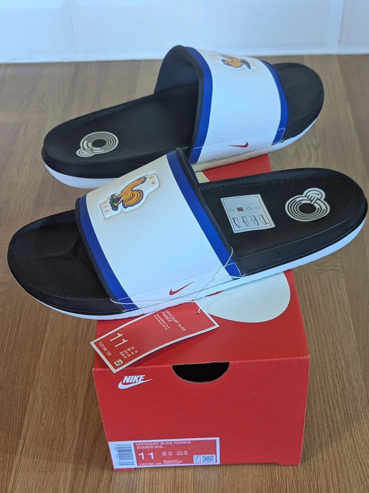 Nike Offcourt Slides France taglia 10 UK bianco grigio blu FZ3186 100 nuove con scatola prezzo consigliato £ 39 99