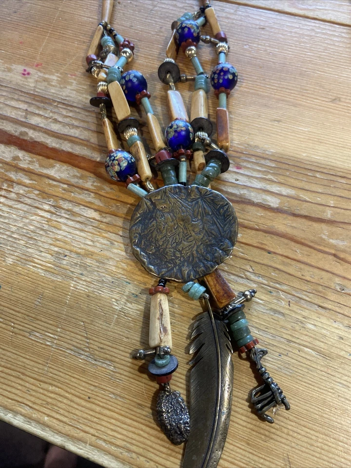 Mummy’s Bundle David & Mary Hancock Jade, Hueso, Collar de Latón con Cuentas Foto 3 de 4