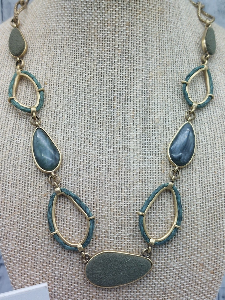 Nuevo Con Etiquetas Firmado Liz Claiborne Collar y Pendientes Perforados Conjunto Tono Oro Oscuro Foto 4 de 4