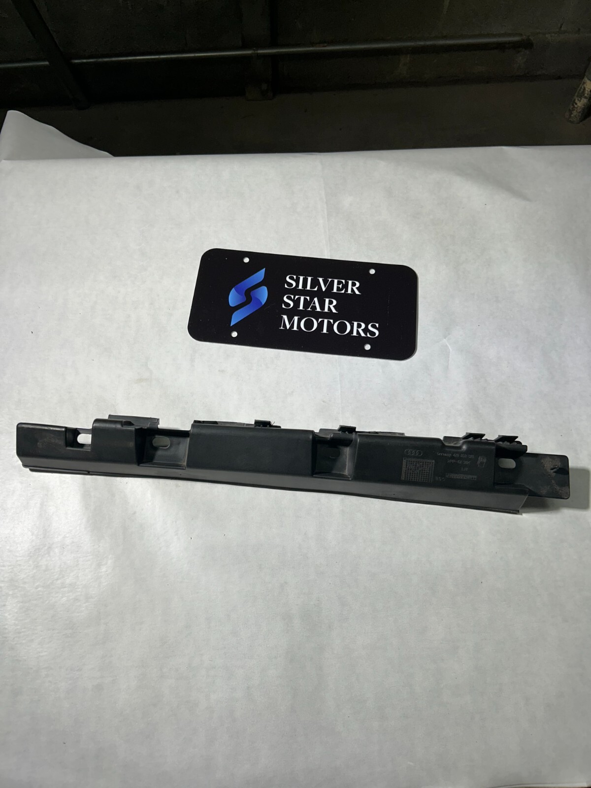 AUDI R8 COUPE OEM LEFT Front SIDE Skirt Rocker Panel Mount Bracket 420853921