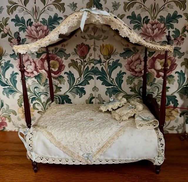 Cama con dosel Bespaq miniatura vintage para casa de muñecas escala 1:12 Foto 3 de 4
