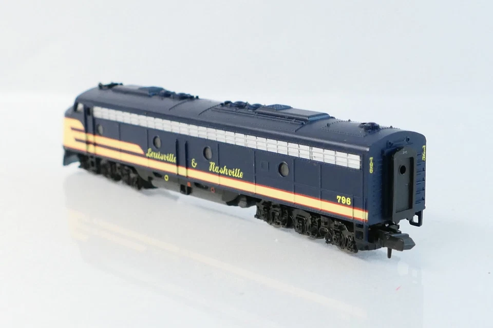 Life Like 7166 N Scale DC Locomotive Louisville & Nashville 796 E8A L&N (DC) - Image 3 of 4
