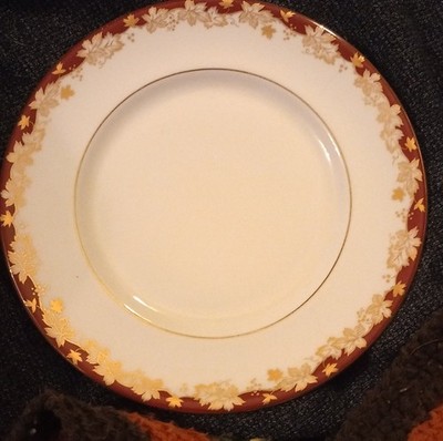 Noritake Porcelain Round Plate with Gold Leaf Pattern, Glossy Finish