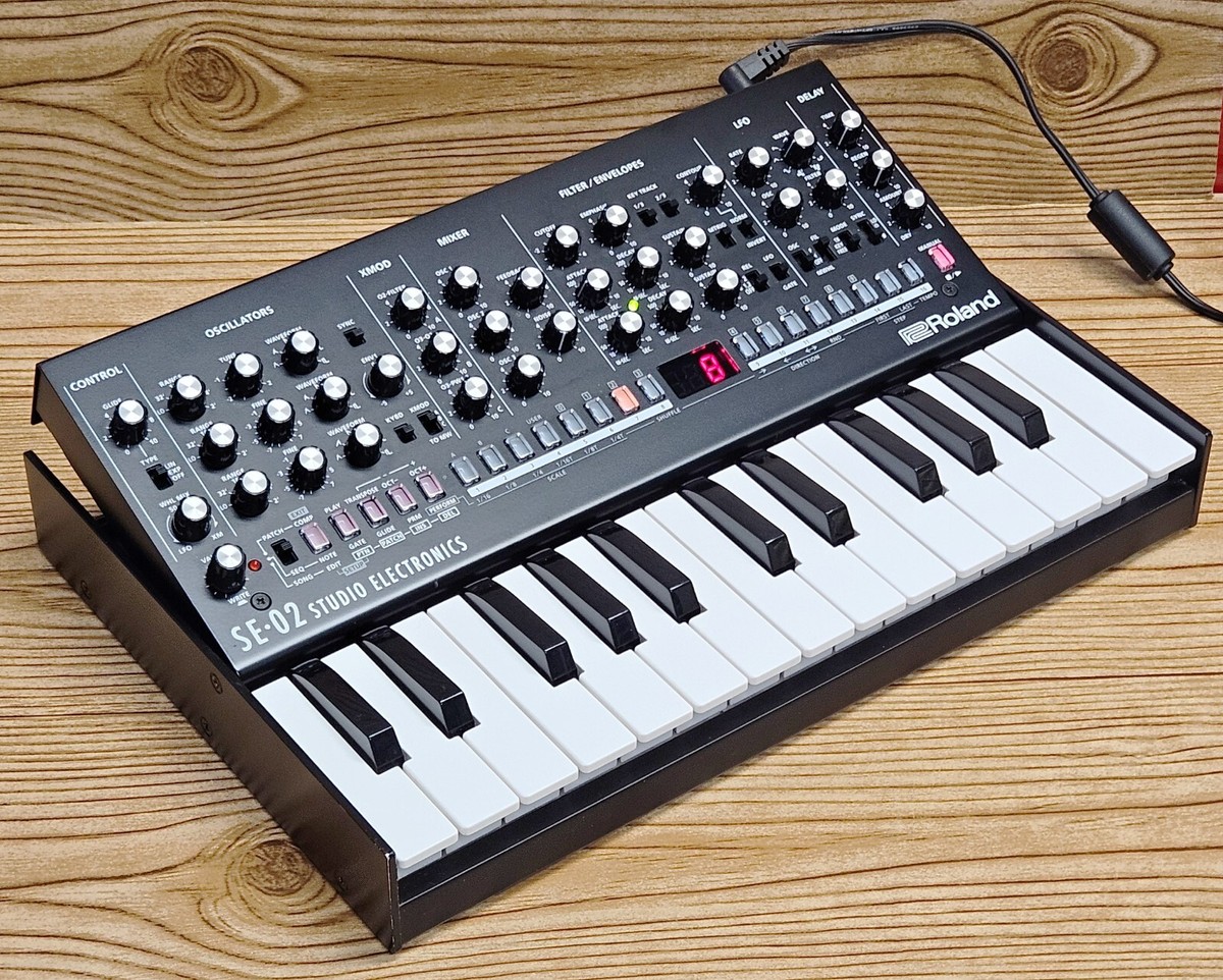 Roland SE-02 Boutique Series Synthesizer Sound Module With K Roland SE-02 Boutique Series Synthesizer Sound Module With K