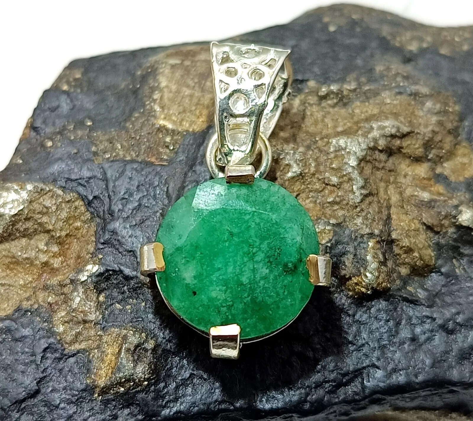 20.65 Ct Certified Emerald Solid Silver Round Cut Pendant Gemstone