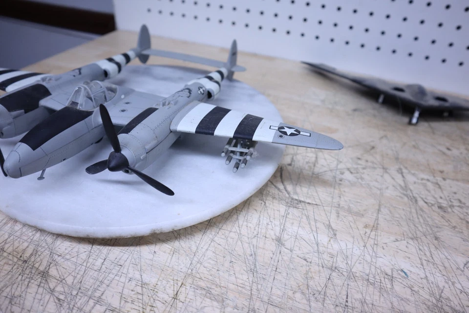 Bonito avión de combate modelo fundido a presión P-38 Lightning vintage usado escala 1/60 *daño Foto 2 de 4