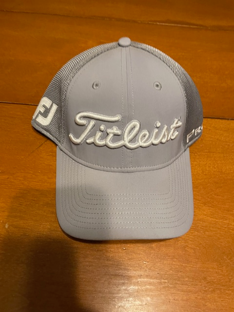 Casquette Titleist By New Era, Blanche, Brodée V1, Taille S/M, Occasion Avec Petites Taches