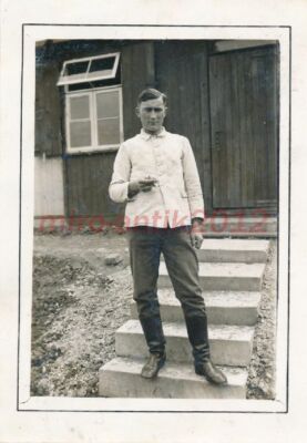 Photo, RAD 3./225 Kirtorf 2, Arbeitsmann F.Hesse v.s. Barracks, 1941; 5026-366