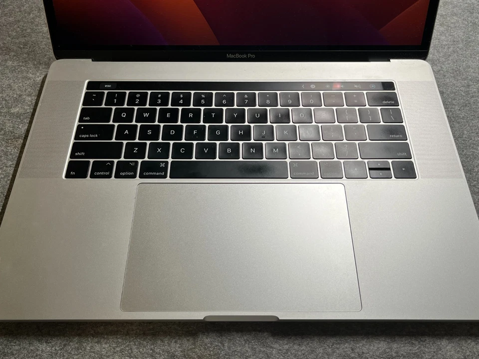 Apple MacBook Pro 15" i7-7820HQ 2,8GHz Radeon Pro 16GB 256GB SSD QWERTY TOP - Bild 4 von 4