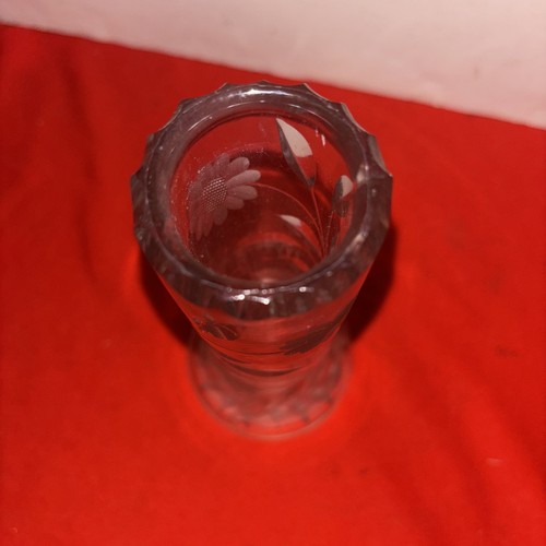 Beautiful Elegant pressed glass 6.5” Tall -Estate Find - Foto 6 di 10