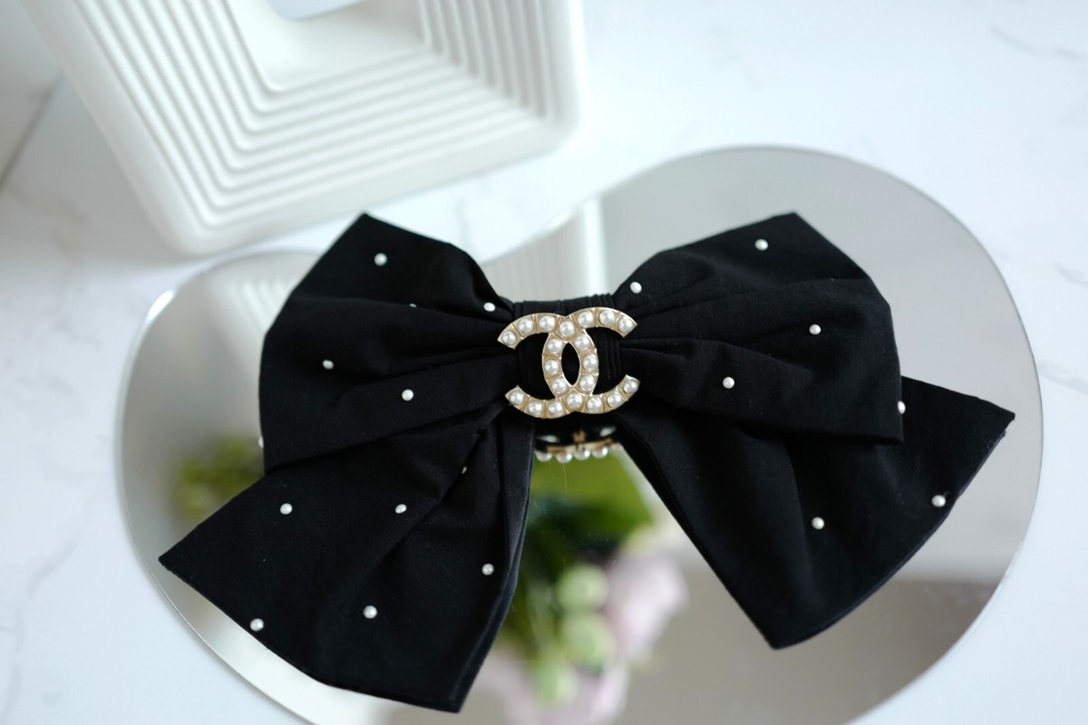 25Cruise【CHANEL】ボウバレッタ NEW Chanel Cruise 2025 Bow Barrette in Black & White CC With