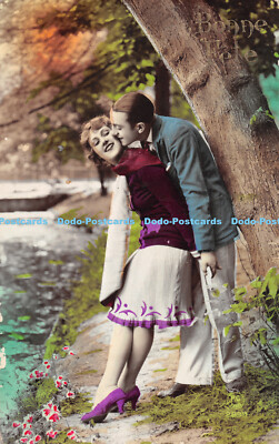 R287484 Frau und Mann küssen die Natur P C Paris 2899 Made in France
