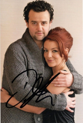 MRS BIGGS: DANIEL MAYS 'RONNIE BIGGS' SIGNED 6x4 PORTRAIT PHOTO+COA