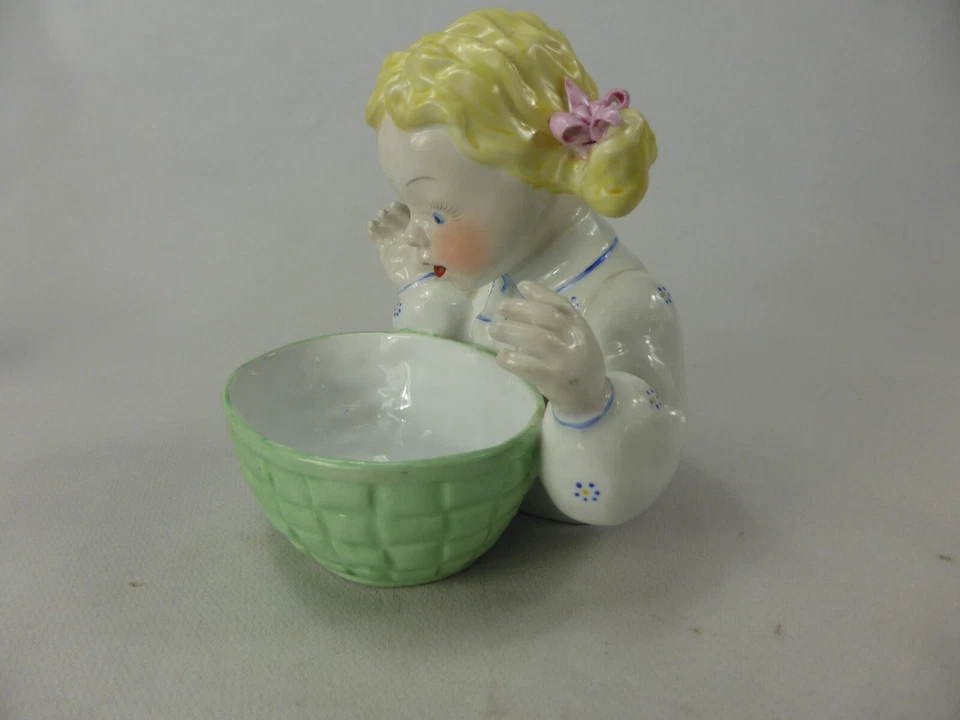 FILLETTE AU BOL STYLE ANNEES 40 OU ANNEES 50 CERAMIQUE PRETTY LITTLE GIRL 980-1 - Photo 3/4