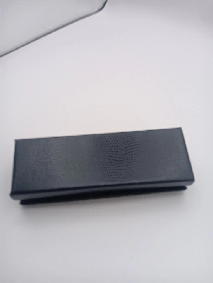 Estuche rígido para ojos Brooks Brothers, textura de piel de serpiente azul marino/oro logotipo Foto 4 de 4