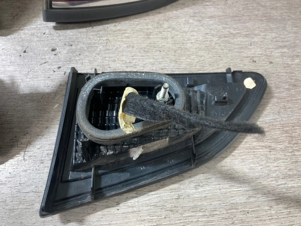 CONJUNTO DE LANTERNAS TRASEIRAS INTERNAS E EXTERNAS TRASEIRAS DO LADO DO PASSAGEIRO E MOTORISTA 2012 RENAULT CENIC - Imagem 3 de 4