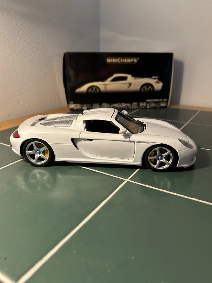 Minichamps - 1/18 - 2003 Porsche Carrera GT - Image 2 of 4