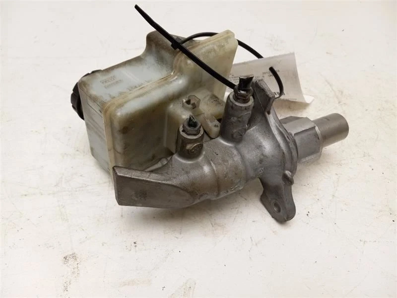 Mercedes-Benz ML63 2012 AMG cilindro maestro de freno Foto 2 de 4