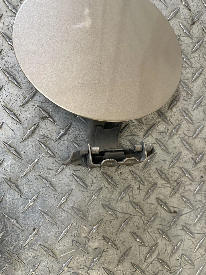 Chevrolet Silverado 1999-2007 puerta del tanque de combustible OEM dorado 398E probado Foto 2 de 4