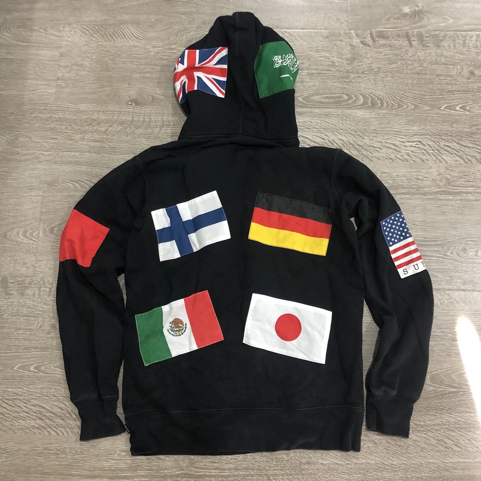 Rara felpa con cappuccio pullover Supreme Flags Patch Hype Street nera media