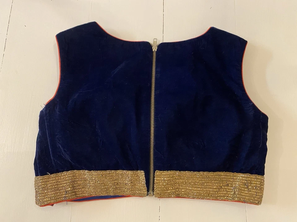 Blusa corta de terciopelo indio azul marino con bordado floral naranja y cuentas Foto 3 de 4