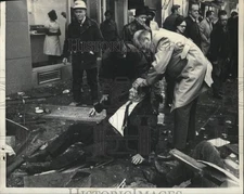 1970 Press Photo Injured Man at Ryan's Bar & Grill Explosion in Lower Manhattan