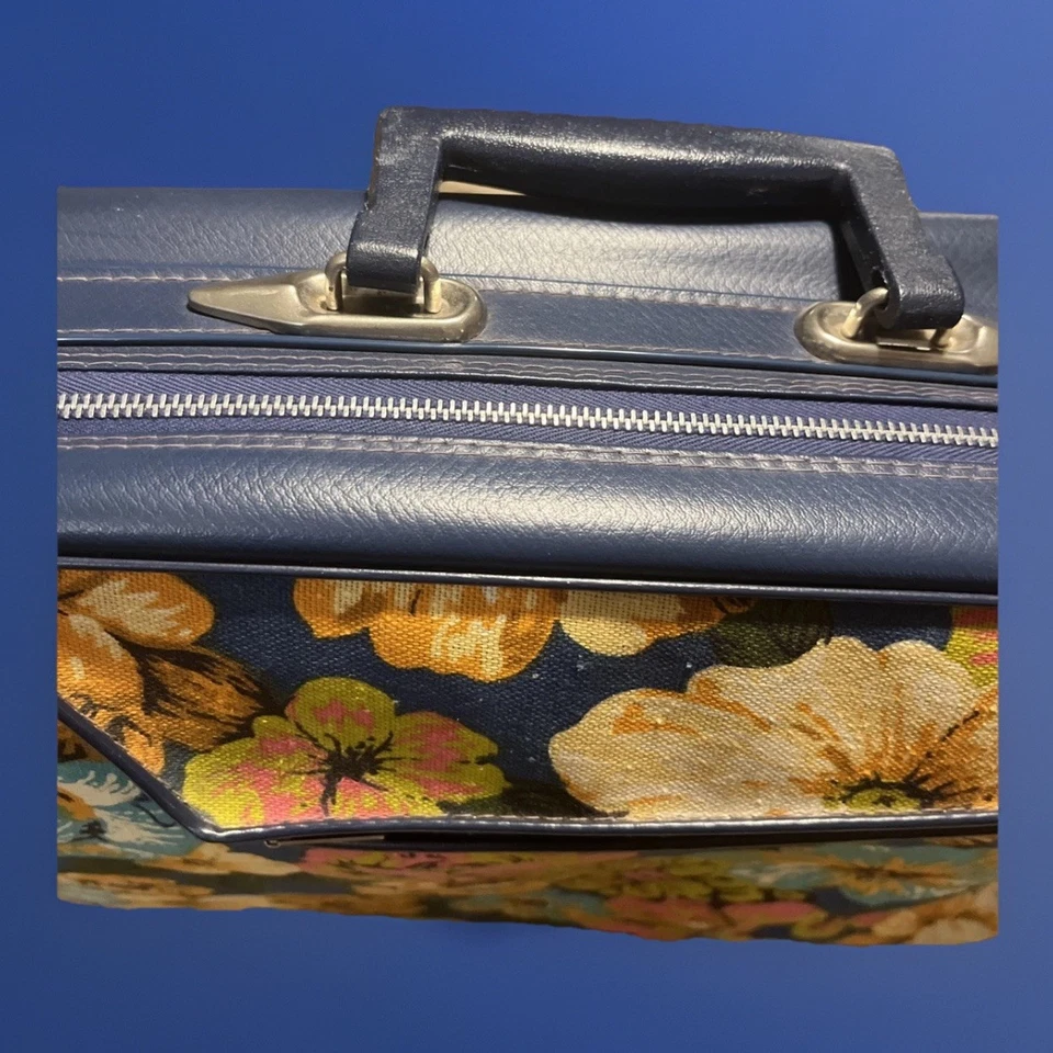 Maleta de equipaje de vinilo de tela Bantam de colección con asa azul floral Foto 2 de 4