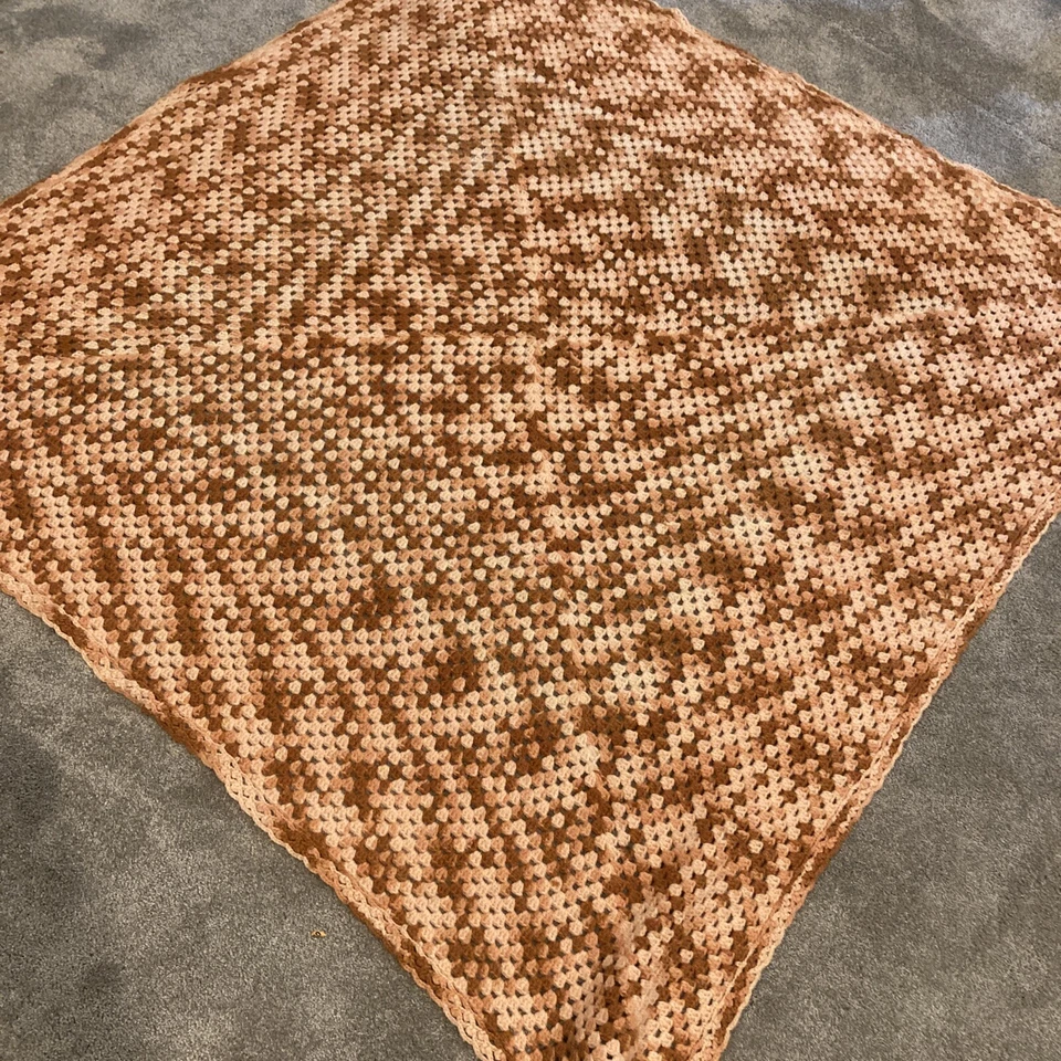 "Manta/tiro vintage de ganchillo años 60 hecha a mano marrón tostado 64"" X 63"" abuela afgana" Foto 2 de 4