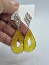 Zwei-in-Eins Abend Tropfen Ohrstecker mit gemeißelter gelber Jade, ikonisch