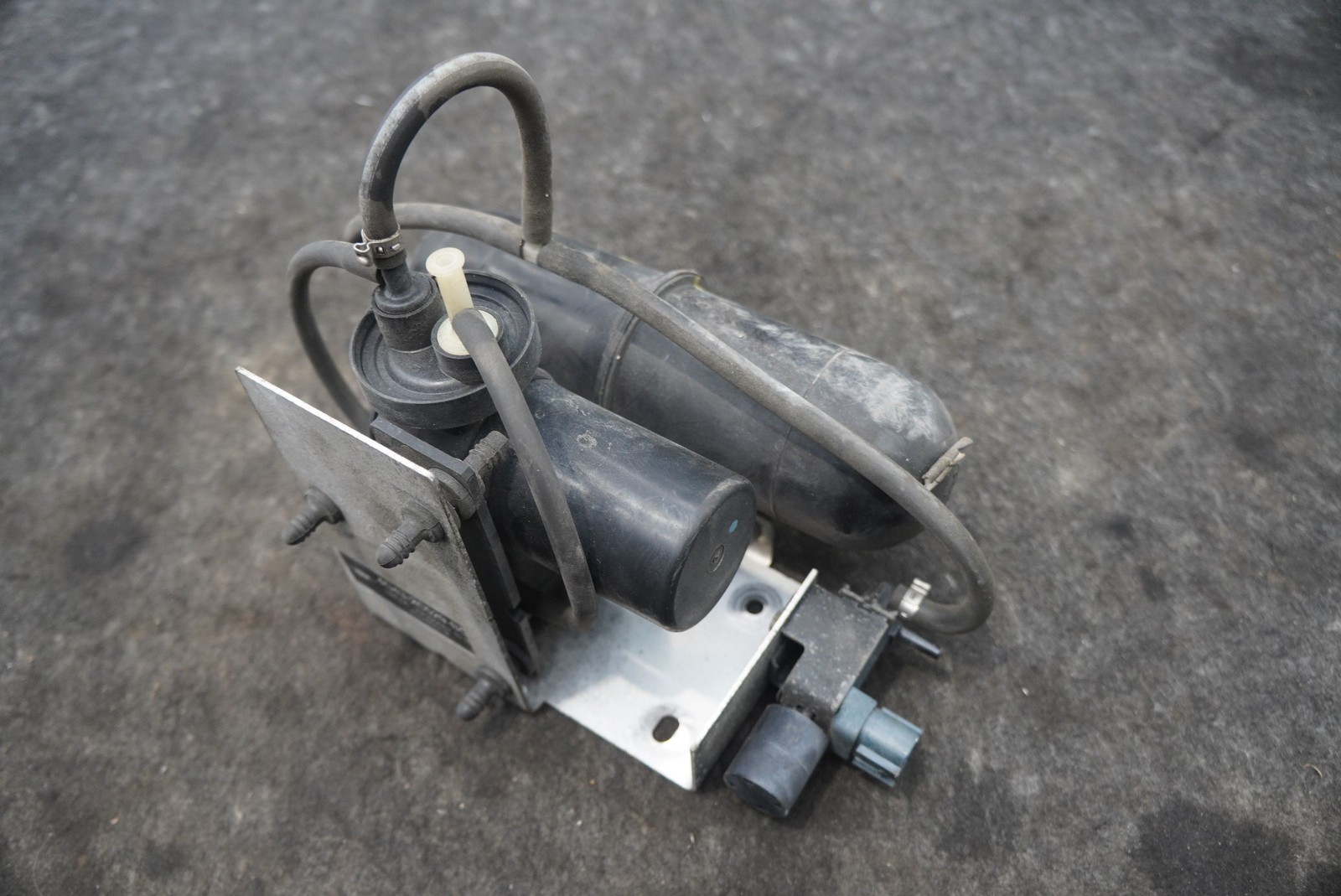 Fuel Vapor Vacuum Pump Reservoir Tank 4G43-2C529-BC Aston Martin V8 Vantage 2008