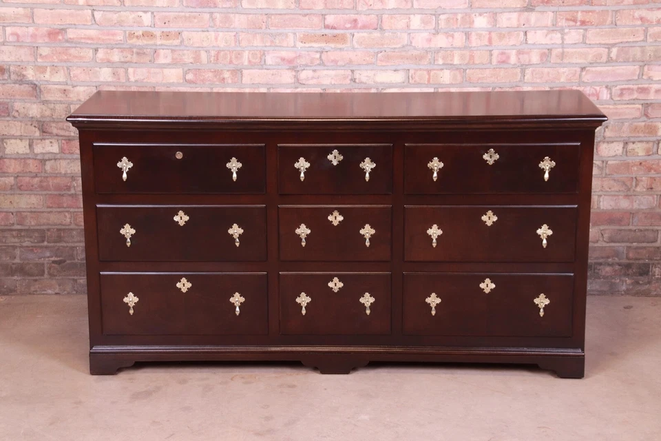 Baker Furniture 18th Century Flemish Style Mahogany Triple Dresser or Credenza Foto 4 de 4
