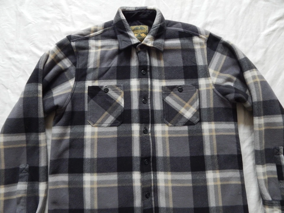 Camisa acolchada de trabajo a cuadros gris negra forrada de franela polar - mediana aislada para hombre Foto 4 de 4